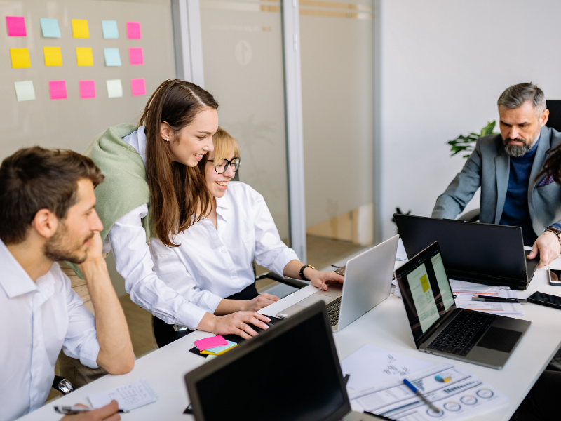 besprechung-zu-e-learning-fuer-unternehmen