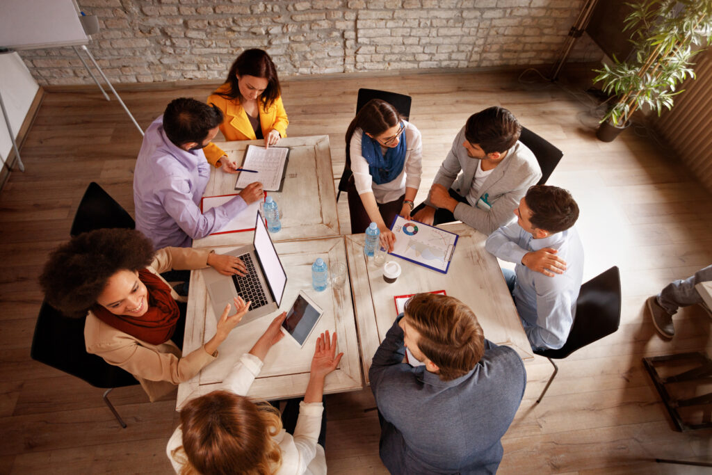 online-schulung-selbst-erstellen-arbeit-gruppe