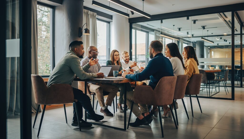 unternehmen-besprechung-zu-upskilliing-mit-elearning