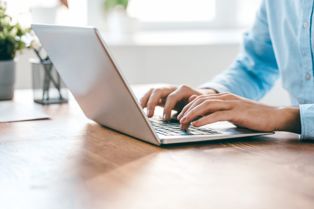 arbeit-an-laptop-mit-e-learning-autorentools