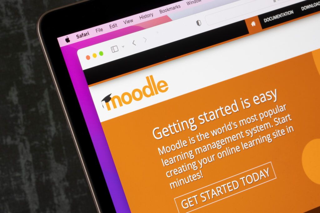 moodle-hosting-laptop