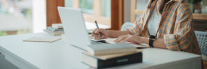frau-am-lernen-mit-laptop-als-lernmethoden