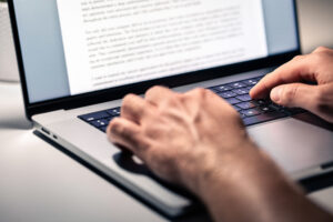 schreiben-am-laptop-nutzung-von-e-learning-autorentools