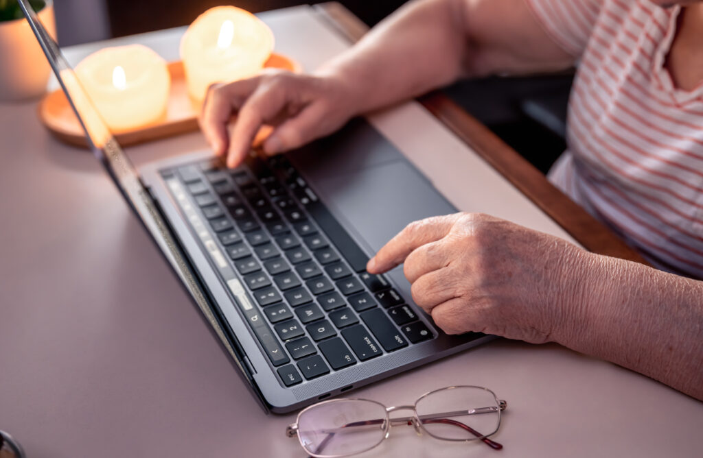 barrierefreies-e-learning-alte-frau-an-laptop-tippen
