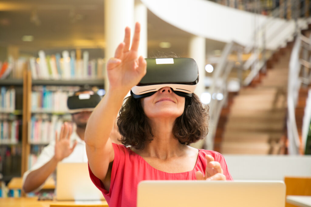 zukunft-der-weiterbildung-frau-lernt-mit-vr-headset