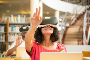 zukunft-der-weiterbildung-frau-lernt-mit-vr-headset
